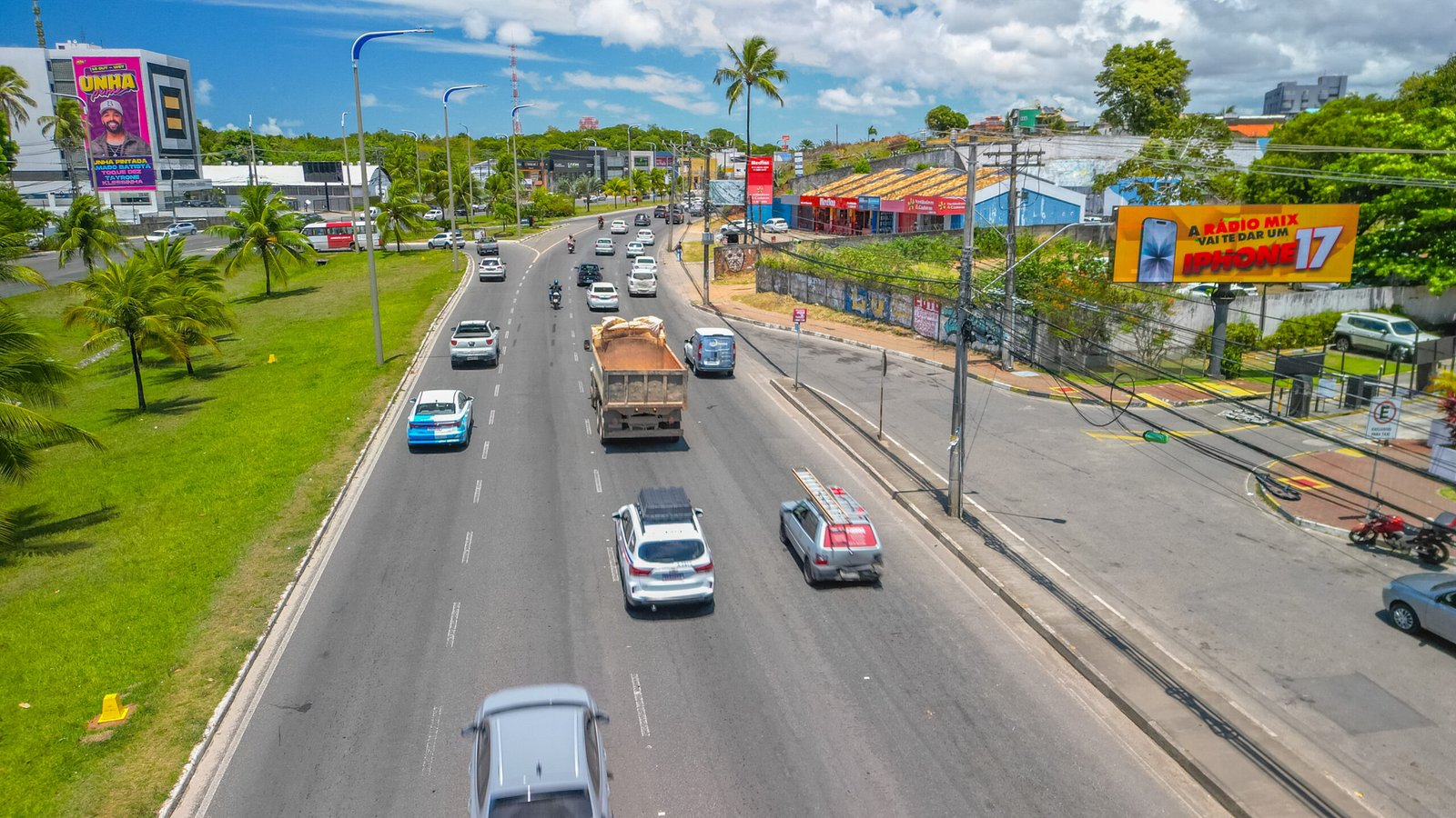 Rádio Mix anuncia sua nova campanha no painel de led da Rota 99 no Intercity